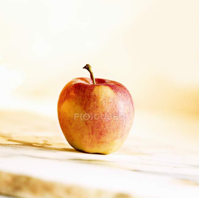 Manzana roja madura - foto de stock