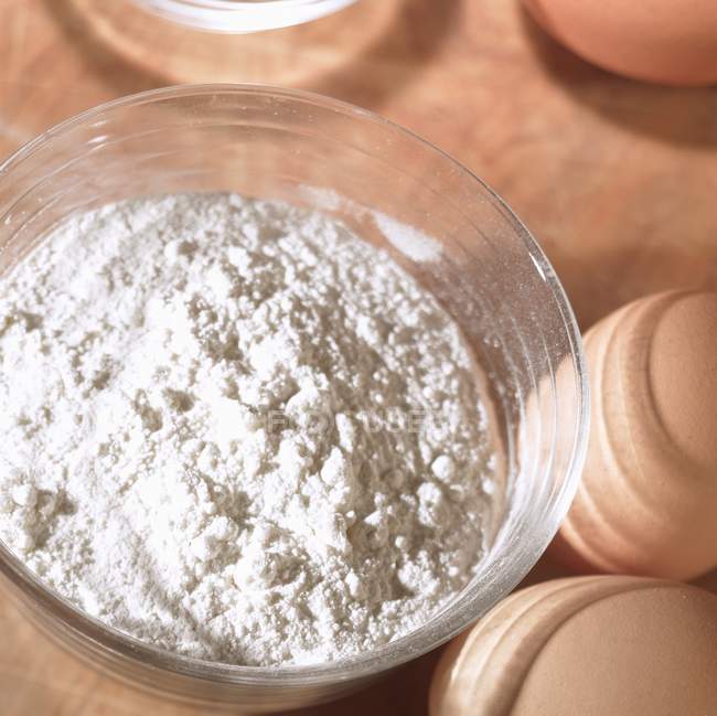 Flour in glass bowl — Stock Photo