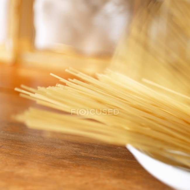 Spaghettis non cuits dans une assiette — Photo de stock