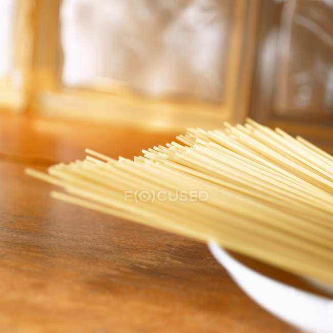 Ungekochte Spaghetti im Teller — Stockfoto