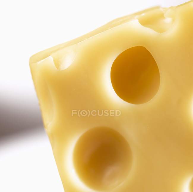 Эмментальный сыр с отверстиями — стоковое фото