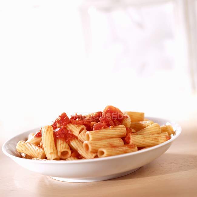 Pasta rigatoni con salsa di pomodoro — Foto stock