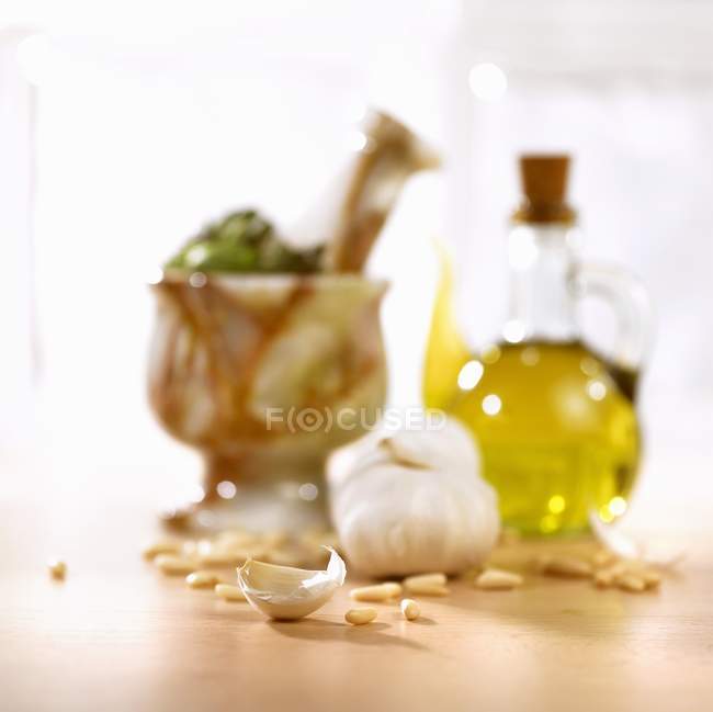 Вид крупным планом чеснока с кедровыми орехами и ингредиентами песто — стоковое фото