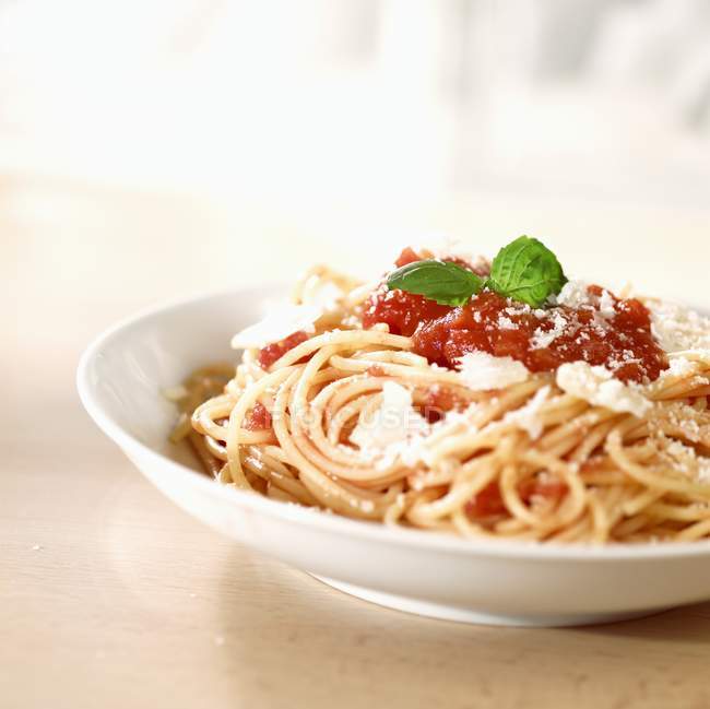Espaguetis con salsa de tomate - foto de stock