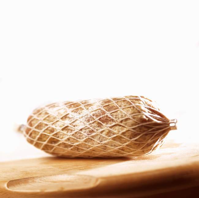 Salami frais sur planche de bois — Photo de stock