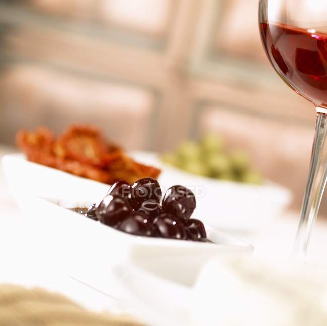 Пляшкові вишні в мисці з вином — стокове фото