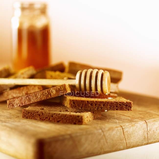 Цельнозерновой хлеб с медом — стоковое фото