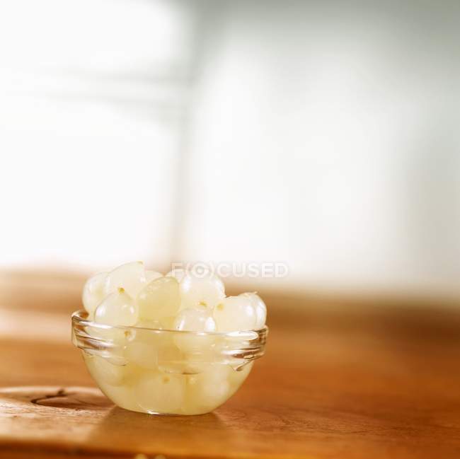 Cebollas perlas en pequeño plato de vidrio - foto de stock