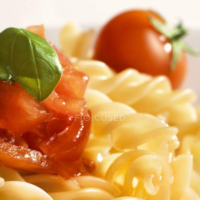 Fusilli pasta with fresh tomatoes — Stock Photo