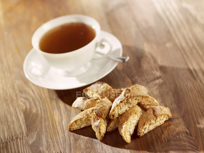 Tazza di tè con cantuccini — Foto stock