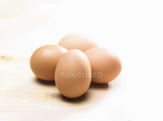 Uova su sfondo di legno — Foto stock