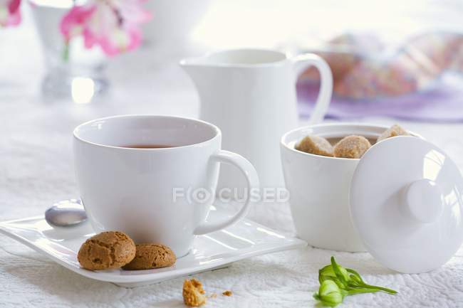 Thé avec bol à sucre — Photo de stock