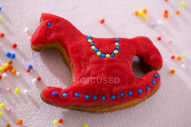 Вид крупным планом на печенье из красной качающейся лошади — стоковое фото