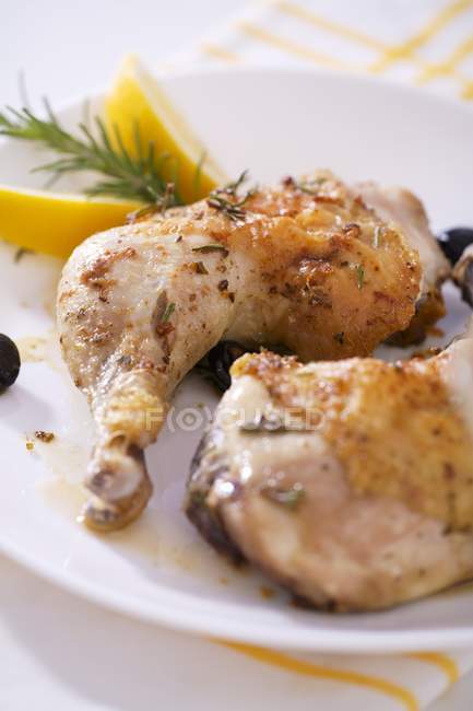 Gambe di pollo con olive e rosmarino — Foto stock