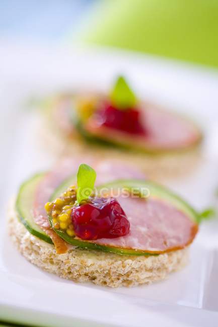 Wholemeal bread on plate — Stock Photo
