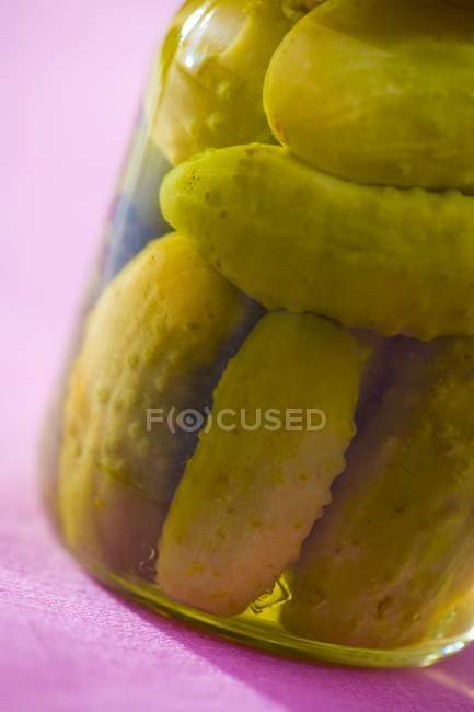 Eingelegte Gurken im Glas — Stockfoto
