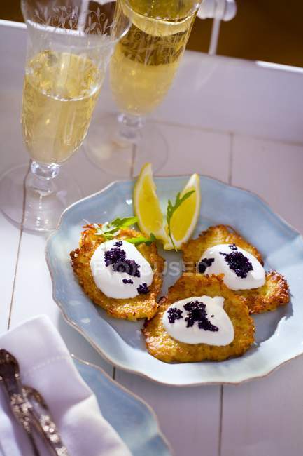 Batata assada com caviar e champanhe — Fotografia de Stock