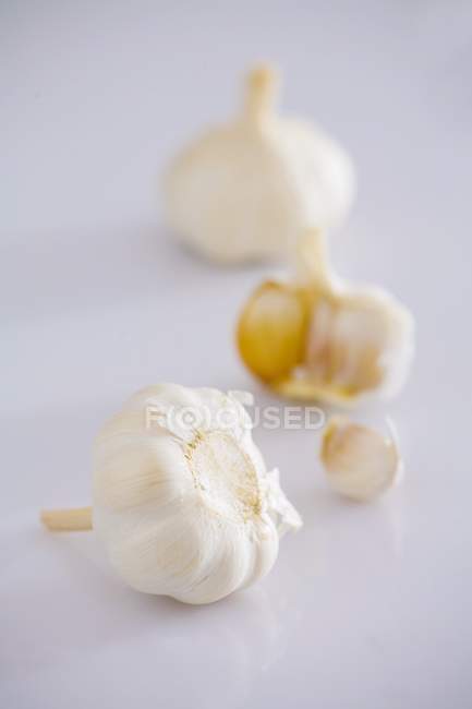 Garlic bulbs and cloves — Stock Photo
