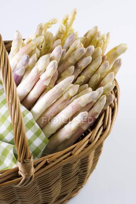 Asparagi bianchi nel cestino — Foto stock