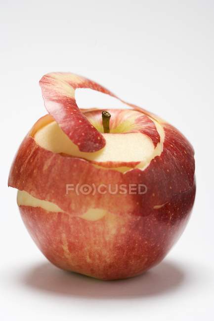 Manzana de gala parcialmente pelada - foto de stock