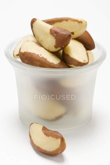 Nueces de Brasil en un vaso - foto de stock