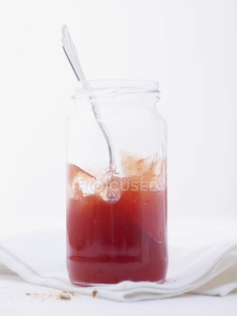 Engarrafamento de morango em jarra com colher — Fotografia de Stock