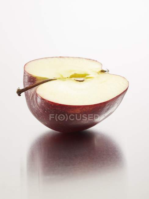 Полуспелое яблоко — стоковое фото