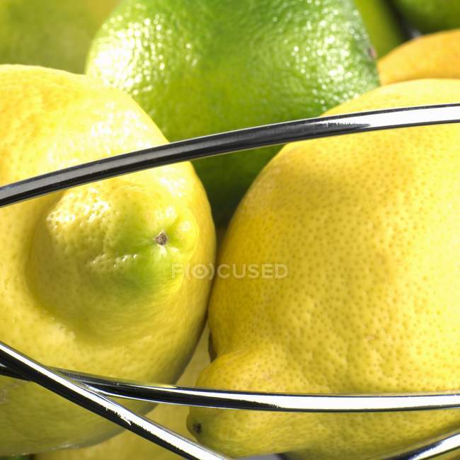 Limões e limões frescos — Fotografia de Stock