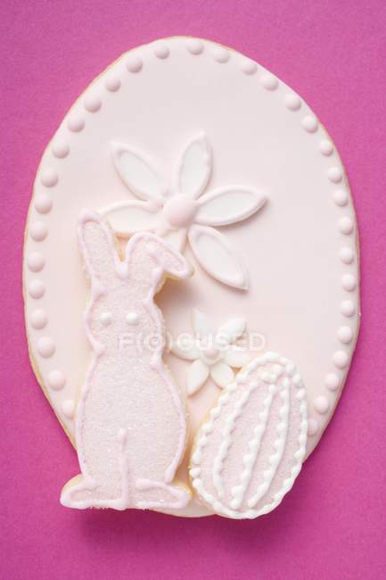 Conejo y huevos sobre rosa - foto de stock