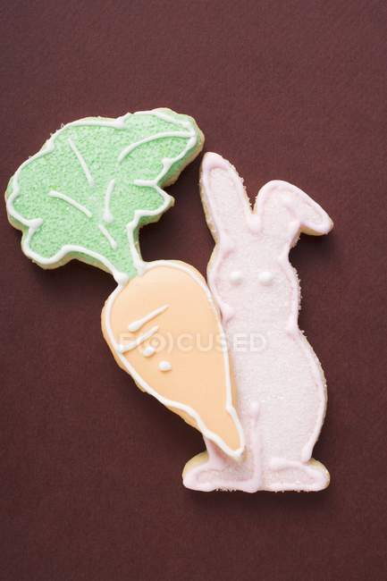 Conejo de Pascua sobre fondo marrón - foto de stock