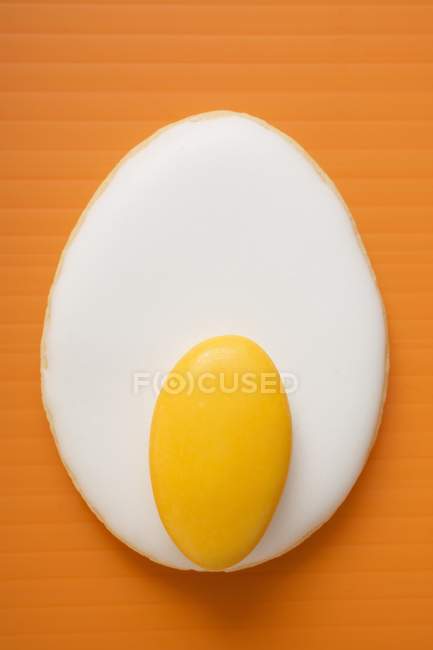 Печиво у вигляді смаженого яйця — стокове фото