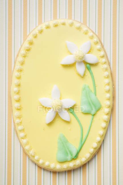 Великоднє печиво з квіточкою нарцисів — стокове фото