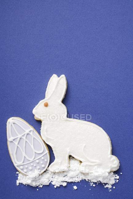 Пасхальный кролик над синим — стоковое фото