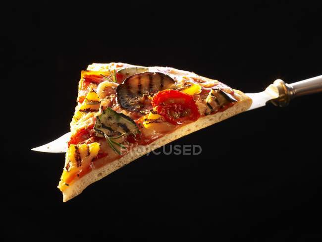 Rebanada de pizza de verduras a la parrilla - foto de stock