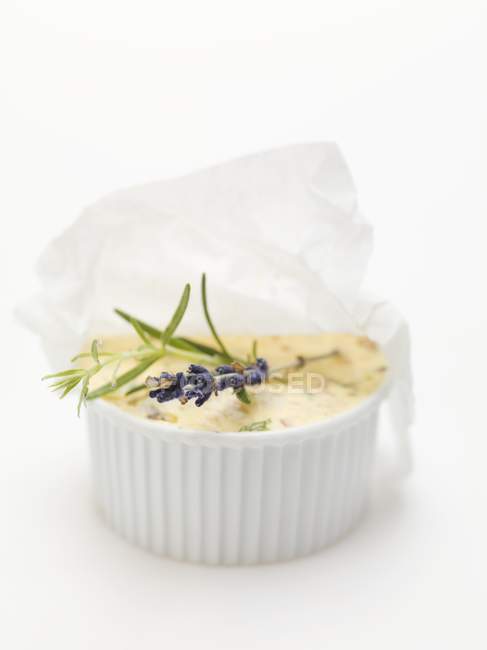 Vista de perto da manteiga de Caf de Paris com flores de lavanda — Fotografia de Stock
