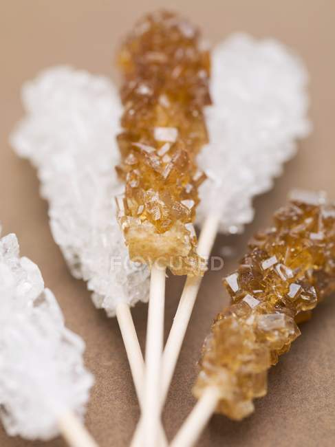 Vista close-up de varas de açúcar branco e marrom — Fotografia de Stock