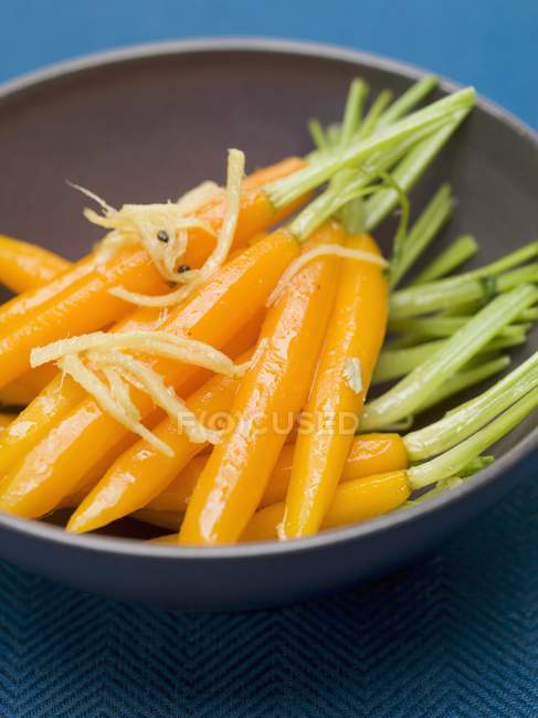 Zanahorias frescas glaseadas - foto de stock