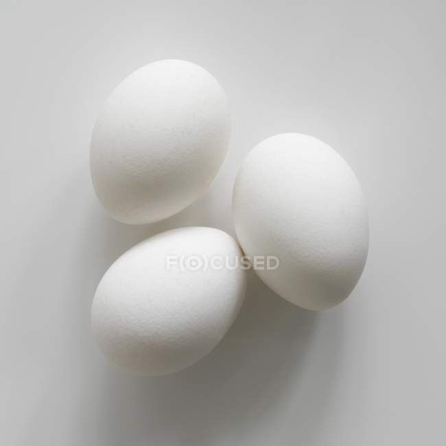 Tre uova bianche — Foto stock