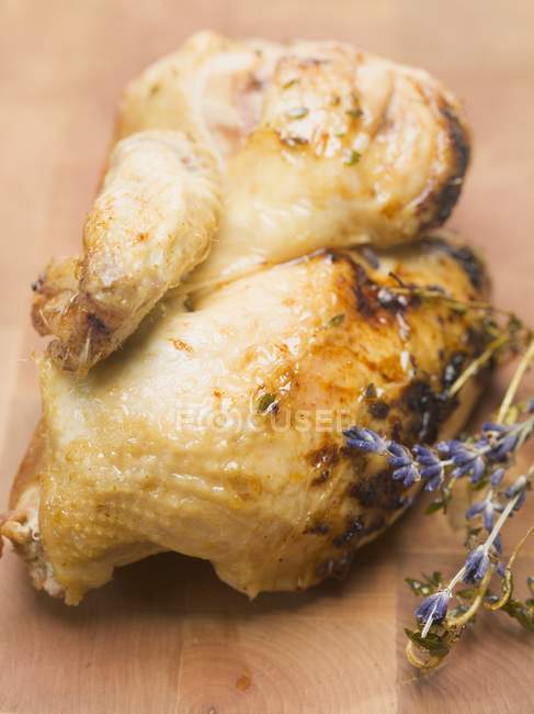 Hälfte gebratenes Hühnchen mit Lavendel — Stockfoto