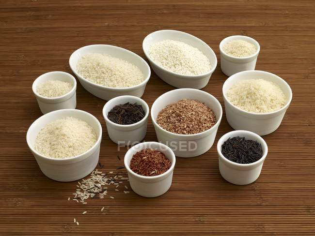 Varios tipos de arroz sin cocer - foto de stock