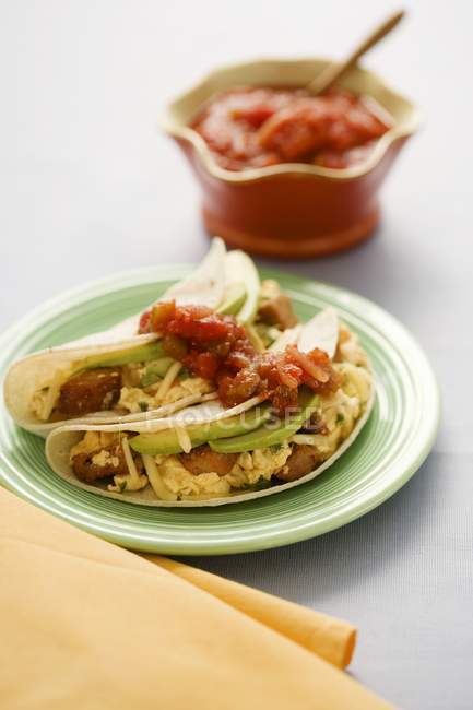 Tacos rematados con salsa - foto de stock
