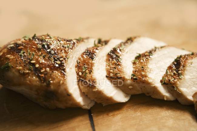 Peito de frango grelhado fatiado — Fotografia de Stock