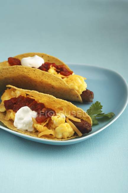 Tacos con salchichas y huevos - foto de stock