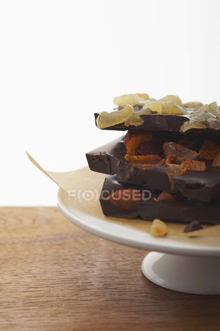 Stücke Schokolade mit Früchten — Stockfoto