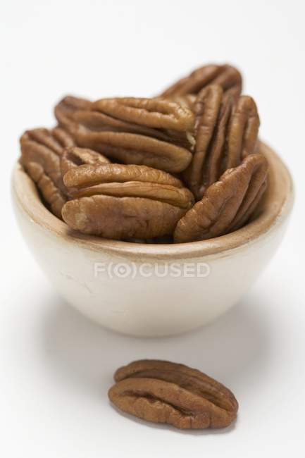 Pecans in small bowl — Stock Photo