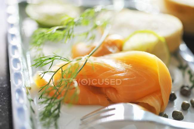 Копчений лосось з багетом — стокове фото