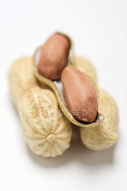 Erdnuss ungeschält und geöffnet — Stockfoto