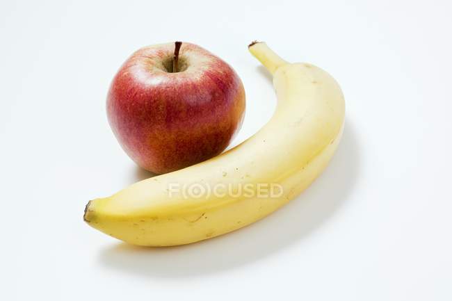 Manzana y plátano amarillo - foto de stock
