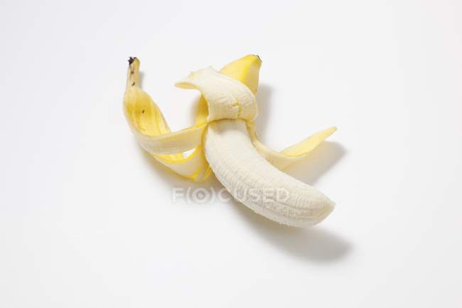 Halbgeschälte reife Banane — Stockfoto