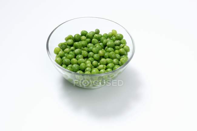 Freshly shelled peas in bowl — Stock Photo